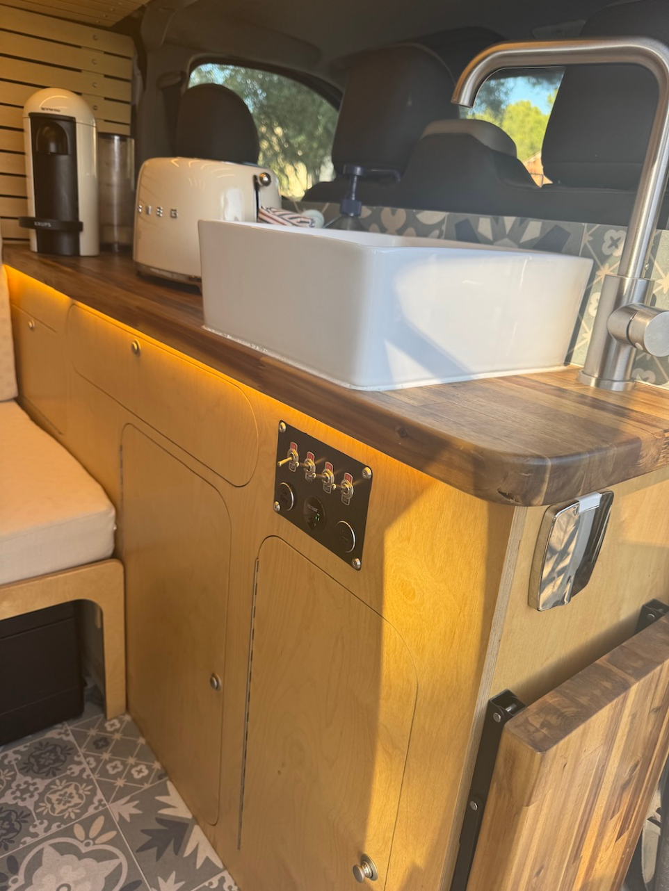Meuble van avec évier